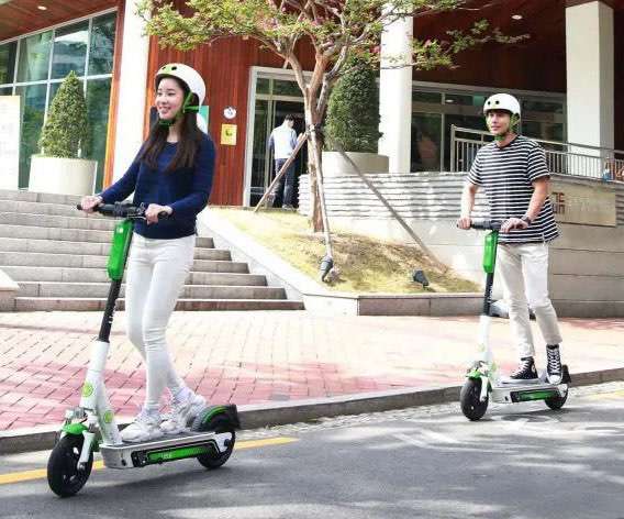校內(nèi)騎智能滑板車