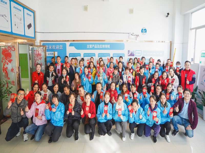 在新的一年；歐米祝大家“兔”飛猛進,“兔”然發財！